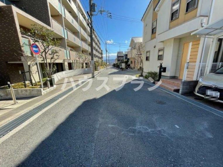 こちらのマンションは徒歩わずか7分の距離にバス停があります。 交通アクセスの良さは、住民にとって利便性の一環となりますね。 通勤通学も便利で、休日のお出かけもスムーズに出ることできます。