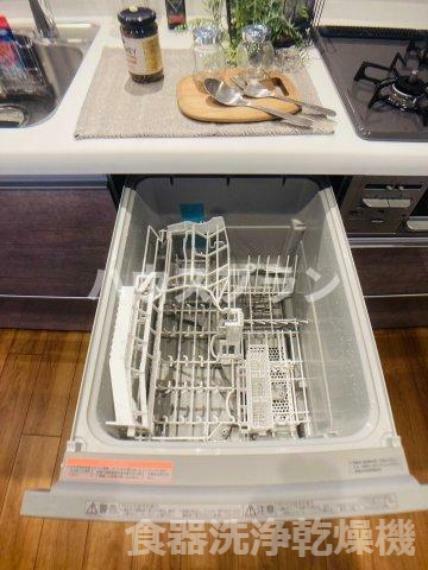 システムキッチンに組み込むタイプのビルトイン型食洗機。 据え置き・卓上型と異なり、キッチンまわりがスッキリするのが特徴です。 設置場所を確保する必要がなく、キッチンを広く使えるにで便利ですね。