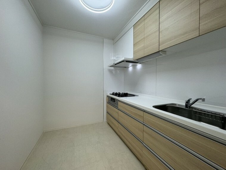 お料理中の匂いや煙がお部屋に広がりにくい独立型キッチン。お好みの配置で棚を置いていただけます。