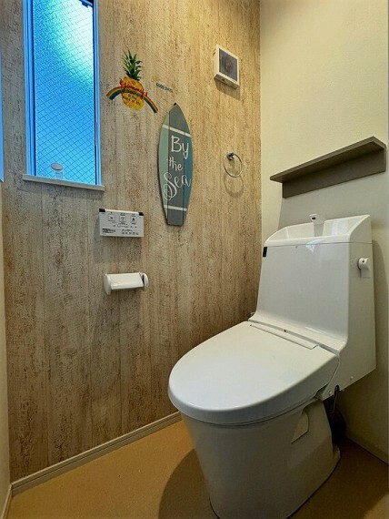 ■一体型トイレは全体的に凹凸が少なく、お掃除ラクラクスッキリとした印象を与えます