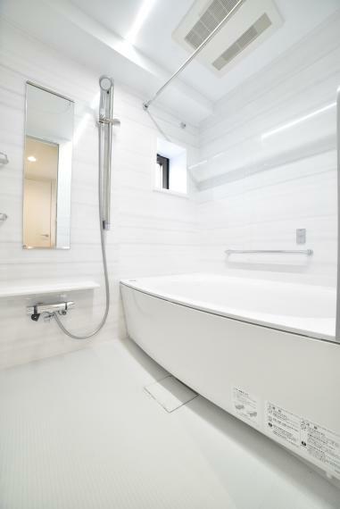 ゆったりとした広さのバスルーム。便利な浴室乾燥機付きです。