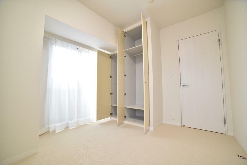 【洋室5.2帖】全室収納完備でプライベート空間も快適に過ごせます。