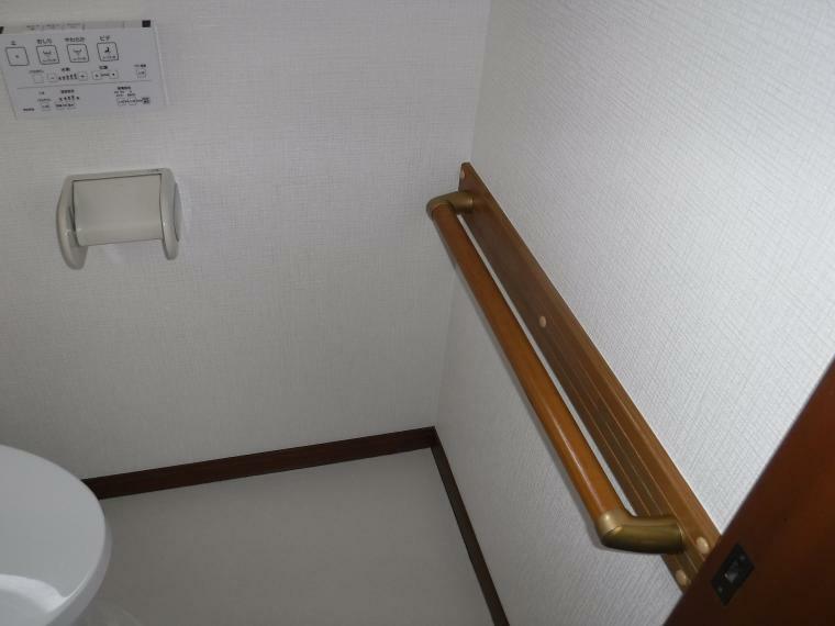 1階トイレには手すりを設置。