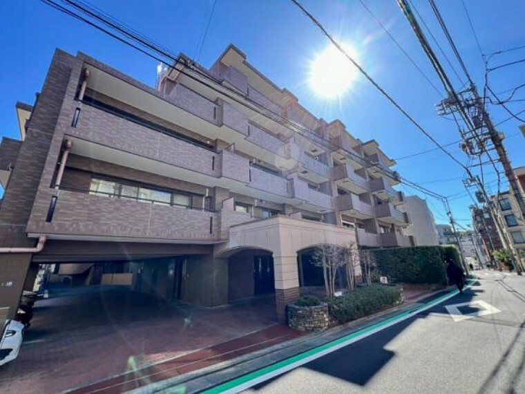 【外観】渋谷区代々木の瀟洒な住宅街に存在感を放つ、タイル張りマンション