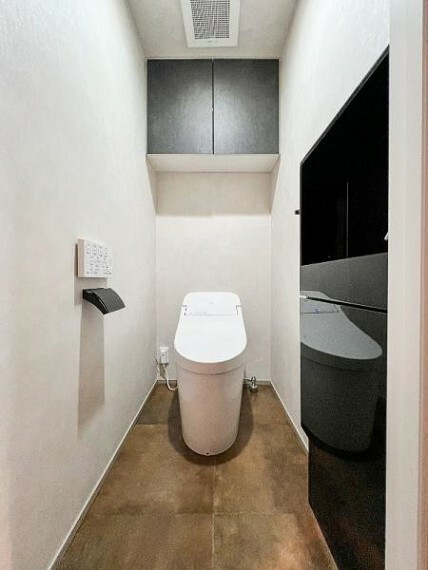 【トイレ】広々とした洗浄便座付きのトイレは「安らぎ」と「快適な空間」を実現してくれます。