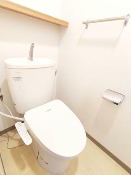 【リフォーム中】トイレは便座の交換、クロス張り替え、クッションフロア張り替え、照明交換を行います。