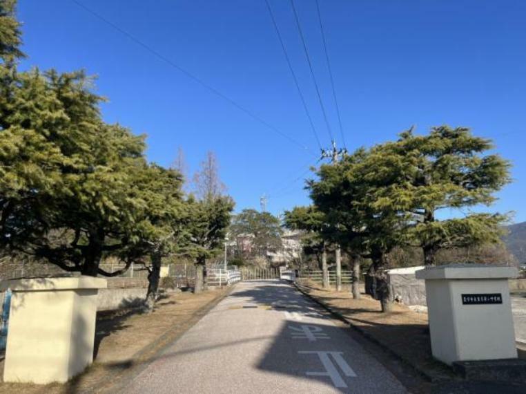 【中学校】当物件から3.5km（徒歩約44分）先に直方第二中学校があります。お友達と会話を楽しみながらの通学も良い思い出の1つですね。