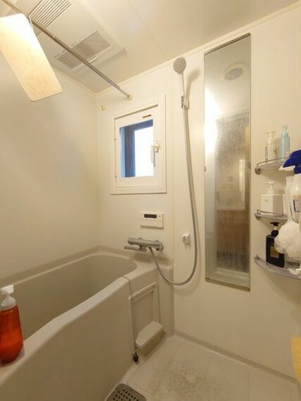 【浴室】浴室乾燥機完備のユニットバス。浴室に窓があり、換気のしやすさもポイントの1つです。