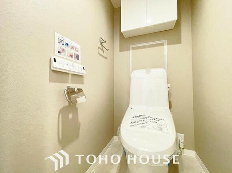 「リフォーム済・トイレ」トイレは、快適な温水洗浄便座付きトイレです。リフォーム済みで、いつも清潔な空間であって頂けるよう配慮された造りです。