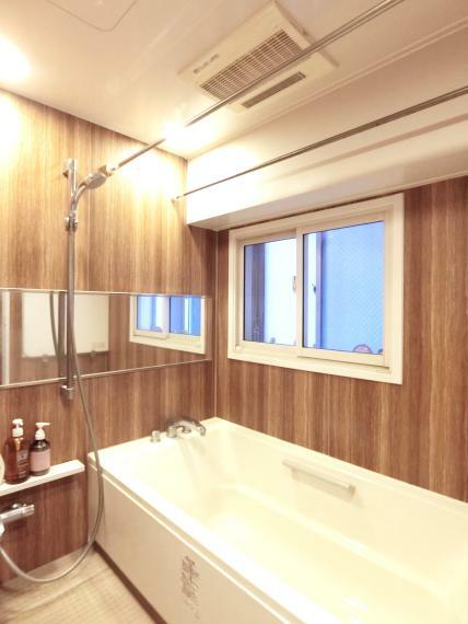 浴室乾燥暖房機を完備した窓のある浴室。