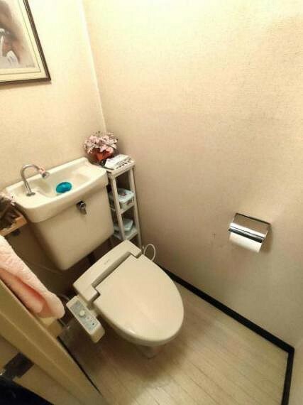 温水洗浄便座付きのトイレ