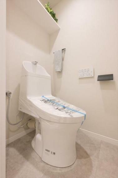 白を基調にした清潔感のあるトイレには、便利な棚板を設置