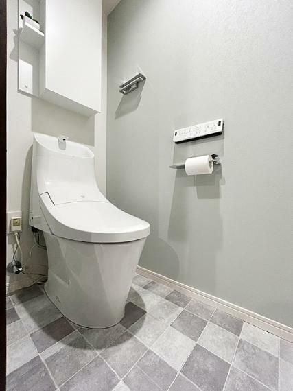 （トイレ）白を基調とした清潔感のある空間です。（2023年12月撮影）