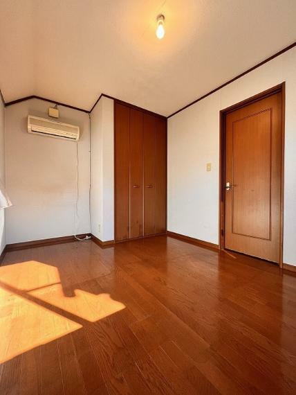 【2階北側洋室約5.4畳】出窓付きの洋室はお部屋をより開放的に感じられます。