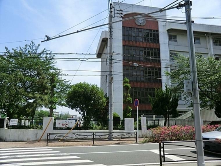 川崎市立塚越中学校 創立69年目を迎える現在は、住宅や高層マンションや多くの公園がある静かな地域です。
