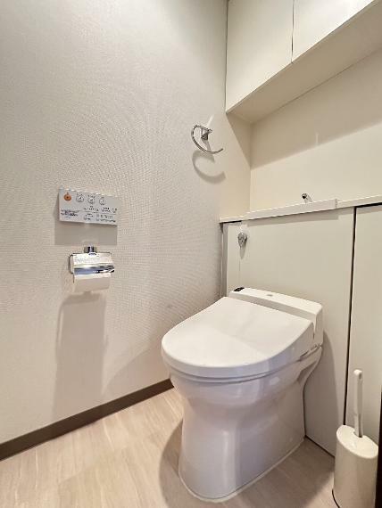 　トイレは温水洗浄機能付き（吊戸棚収納もあります）