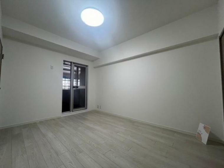 【6.2帖洋室】<BR/>ナチュラルな色味の床は家具を合わせやすく<BR/>お部屋を穏やかな空間に導きます、ゆったりとお過ごしくださいませ