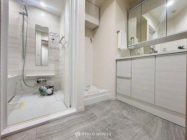 「洗面所」明るく清潔感のある色調で纏められた洗面室は、機能性に富んだ三面鏡と使い勝手の良い収納を完備した洗面台を設置しております。