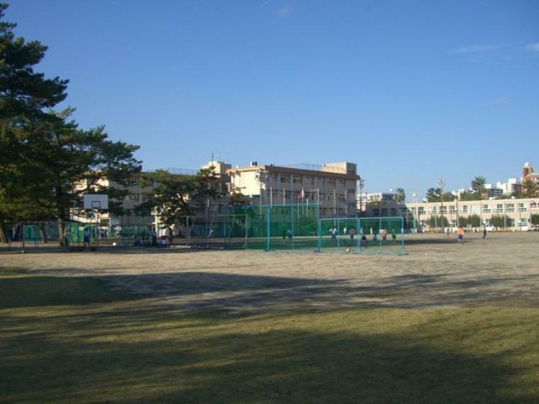 鴨池中学校【鹿児島市立鴨池中学校】は、真砂本町に位置する1947年創立の中学校です。令和3年度の生徒数は436人で、15クラスあります。校訓は「自律・協同・根性」です。