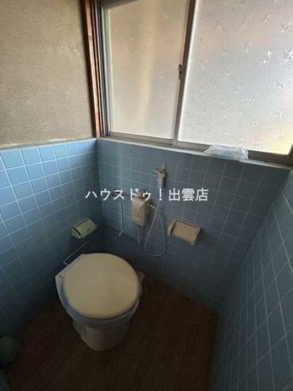 トイレは汲み取りのため簡易水洗です。水回りのトータルリフォームお見積もり可能です。