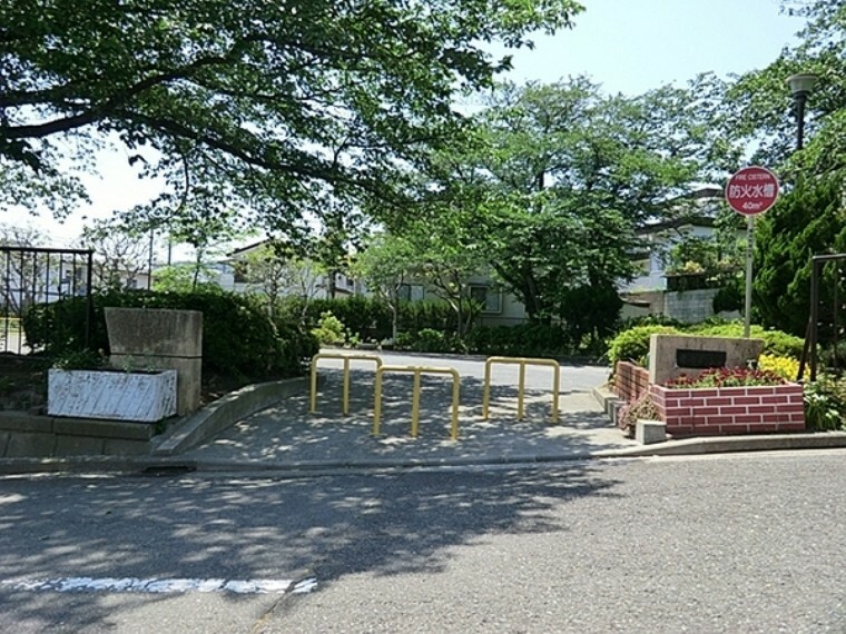 関ヶ谷第二公園 金沢区にある住宅街の十分な広さの公園です。公園の設備には水飲み・手洗い場があります。