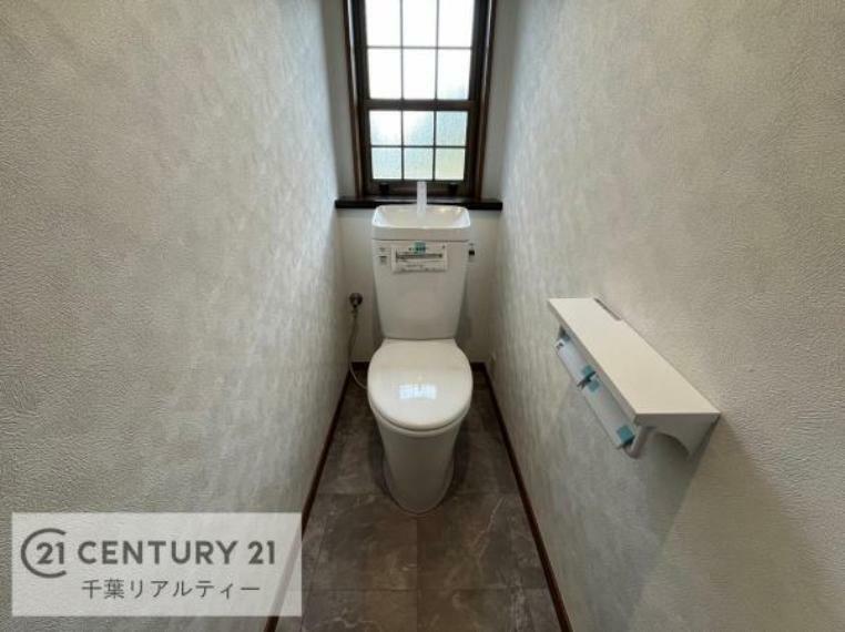 1・2階にトイレがございます！朝の忙しい時間帯も待たずにすみそうですね。<BR/>白を基調とした清潔感のあるトイレでお手入れがしやすいです！