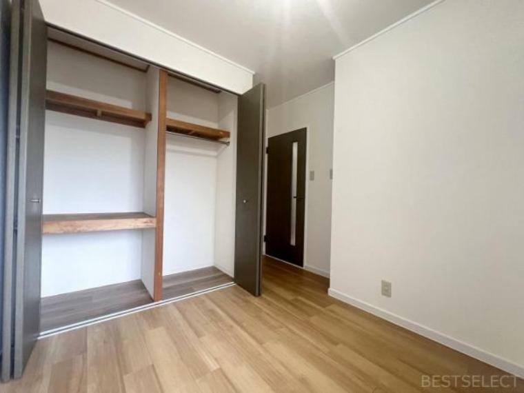 各居室に収納スペースが設けられ,生活スペースを広く利用できます:洋室約4.4帖