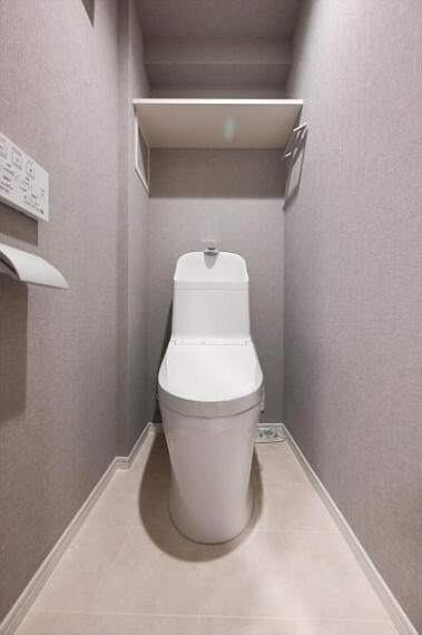 グレージュカラーのアクセントクロスを採用したトイレ