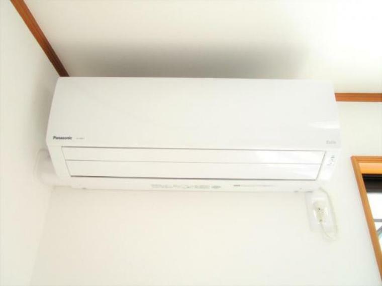 【同仕様写真】新品のエアコンを1台設置します。冷暖房機能付きのエアコンがお引越し時についているのは嬉しいポイントですね。各居室にエアコン用コンセントを設置します。
