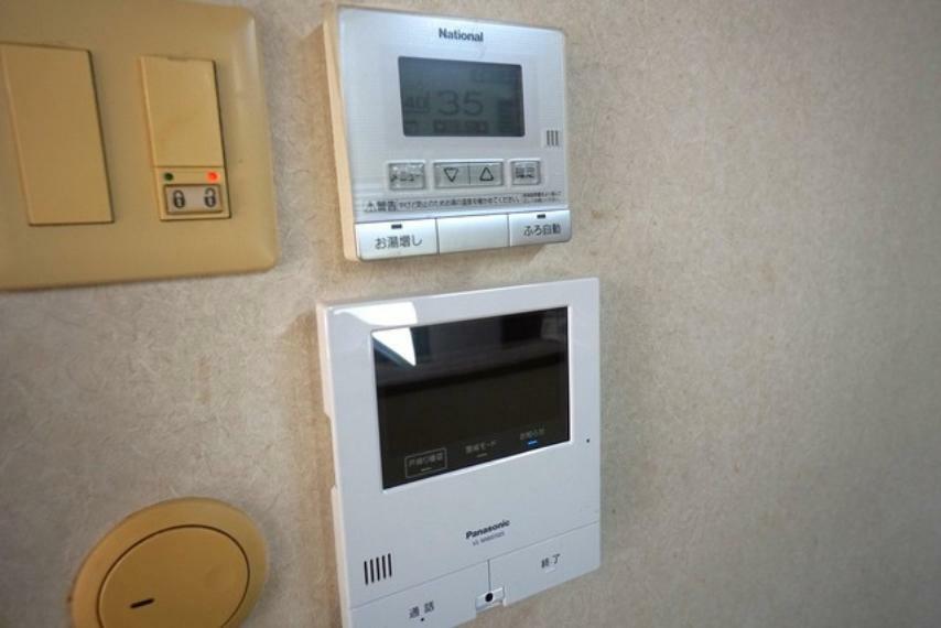 オートバス・給湯の温度調整がボタンで楽々操作できる給湯機リモコンと、部屋の中にいながら訪問者の確認ができるTVモニター付きインターフォンが設置されています＾＾リビングに居ながら玄関の開錠もOK。