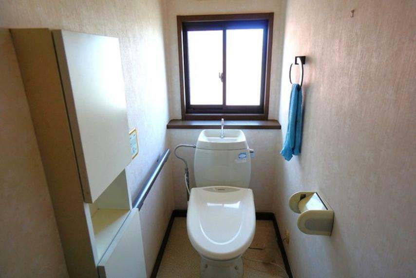 1階・2階の2ヶ所にトイレがあるので、忙しい朝にもゆとりができますね。窓があり、明るい陽射しが差し込み、換気もばっちりです＾＾
