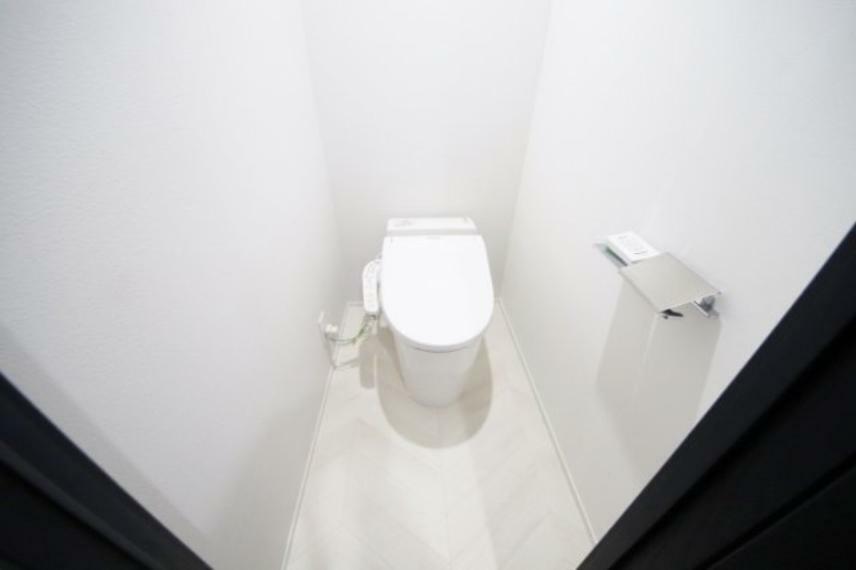 白を基調とした清潔感あるトイレ