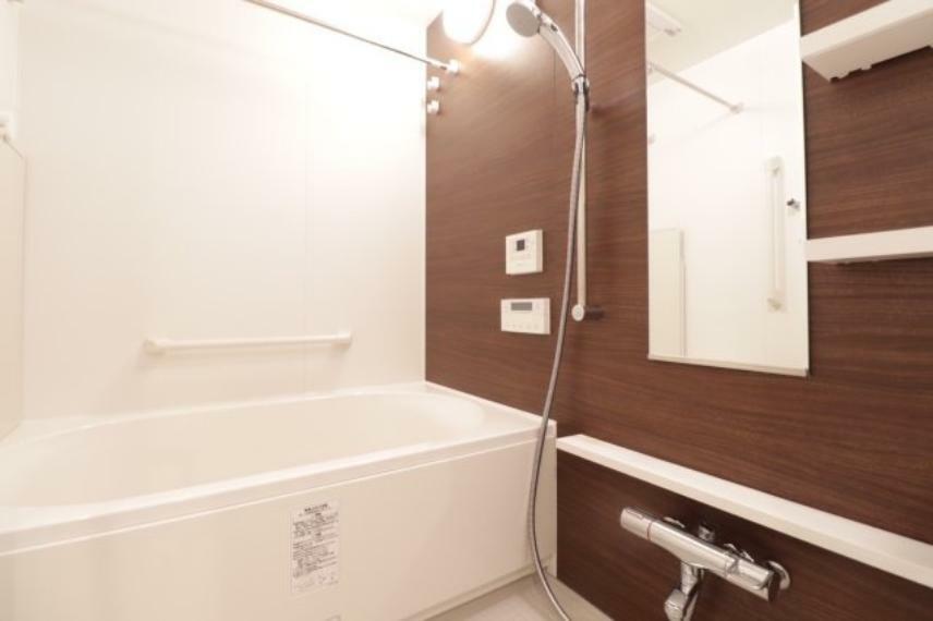 【浴室】清潔感溢れる白を基調とした浴室！