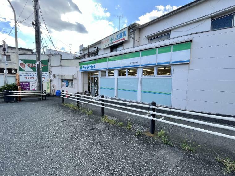 ファミリーマート柿生駅北口店（24時間営業の便利なコンビニが近隣にあり、便利な生活環境が整います。）