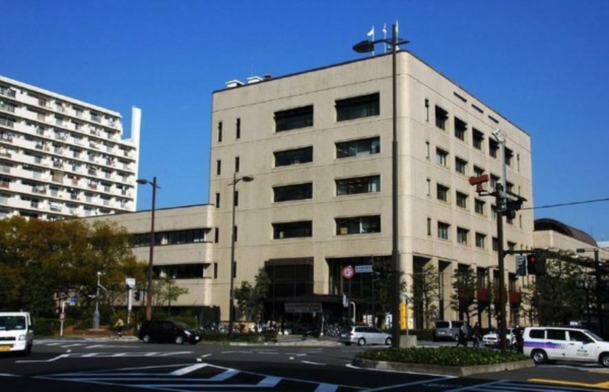 横浜市鶴見区役所 鶴見駅から徒歩圏内にある区役所です。近くには警察署等もあり、役所関係の用事を済ませるのには、大変便利な場所に立地