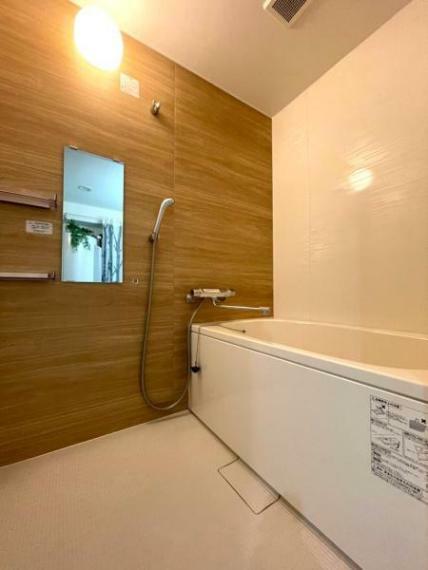 【浴室】<BR/>リフォーム時に新調済のバスルーム<BR/>温かみのあるウッドカラーのデザイン仕様