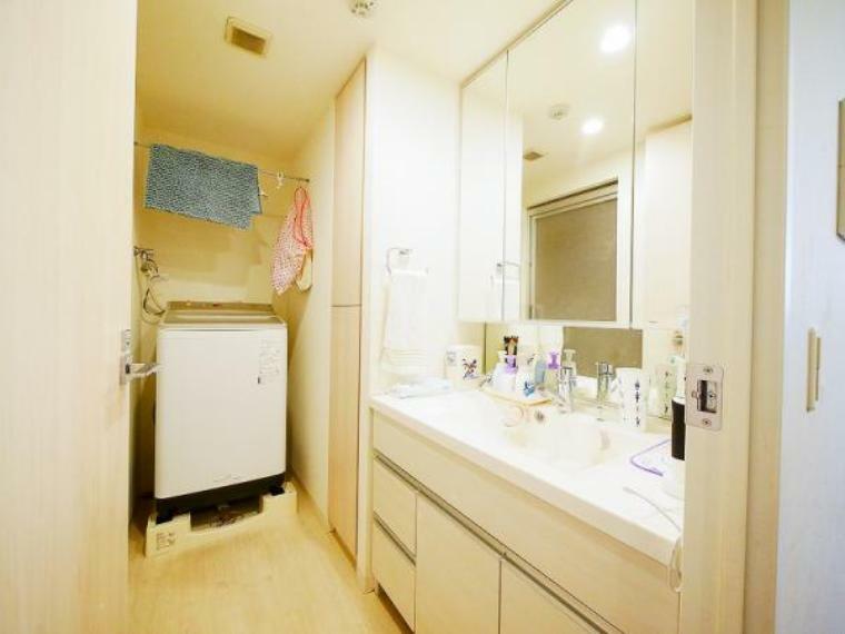 【身だしなみバッチリ洗面室】<BR/>洗面室には大きい鏡があります。
