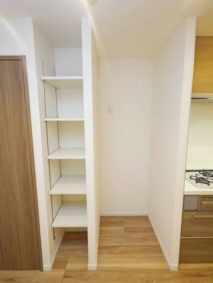 キッチン横のデッドスペースを無駄にせず収納スペースを設置。可動棚タイプですので収納したいものに合わせて調整可能です。