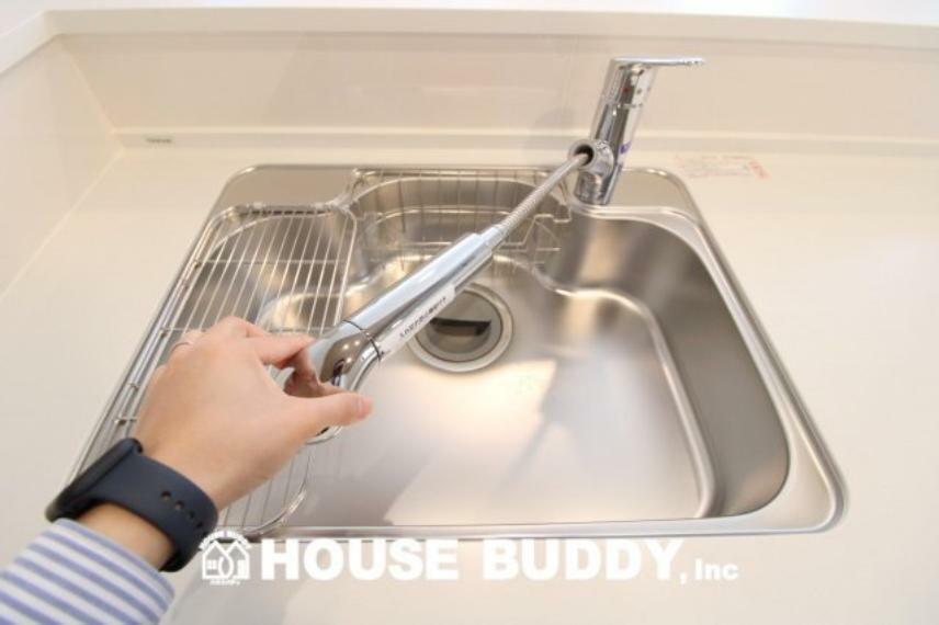 「浄水器一体型水栓」 ヘッドはシャワーや浄水・原水に切り替え可能でノズルが延びるビルトイン式浄水器水栓を採用。シャワーノズルでシンク周りもお手入れでき、見た目もスッキリです。