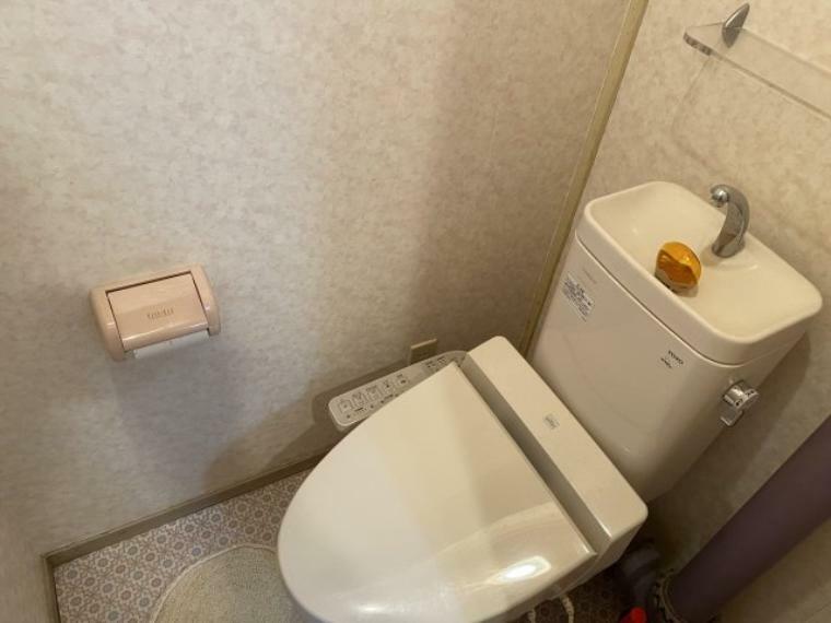 白を基調にした清潔なトイレ