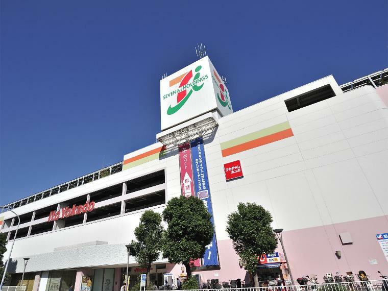 イトーヨーカドー横浜別所店（全国展開する大型スーパー。毎月8のつく日はハッピーデー。フードコートも広々として充実しています。）