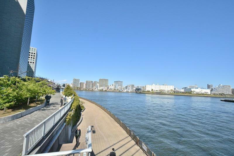 気持ちいい風に吹かれながらのんびり歩ける「隅田川テラス」が近くです！
