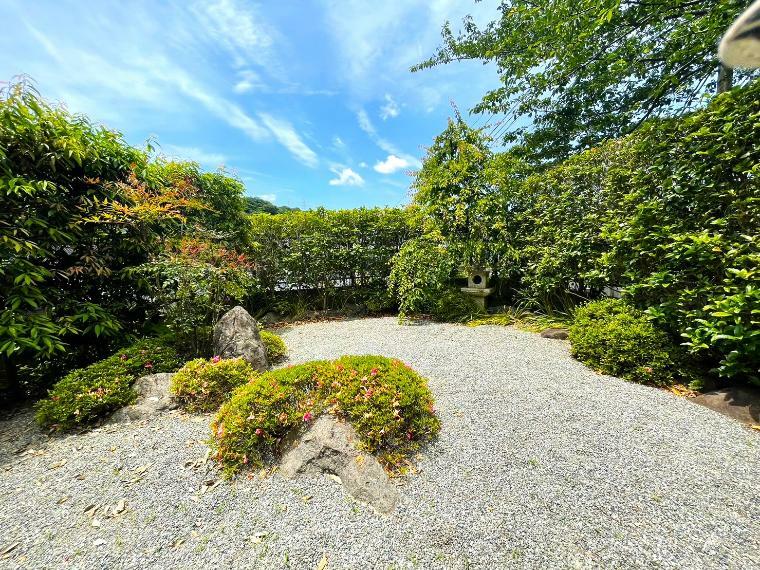 こだわりの日本庭園で過ごす時間はゆっくり流れます。