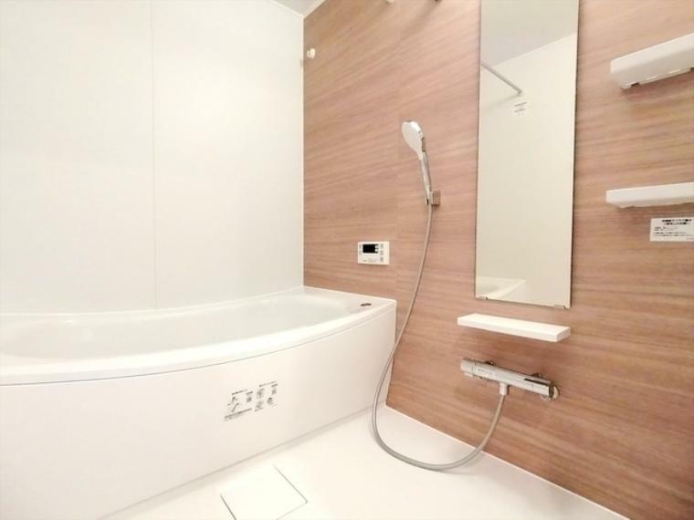 一日の疲れを癒すための心地よい浴室はゆとりあるサイズを採用。浴室乾燥機付き！汚れにくくお手入れしやすい浴室です。<BR/>■府中市四谷5　中古マンション■