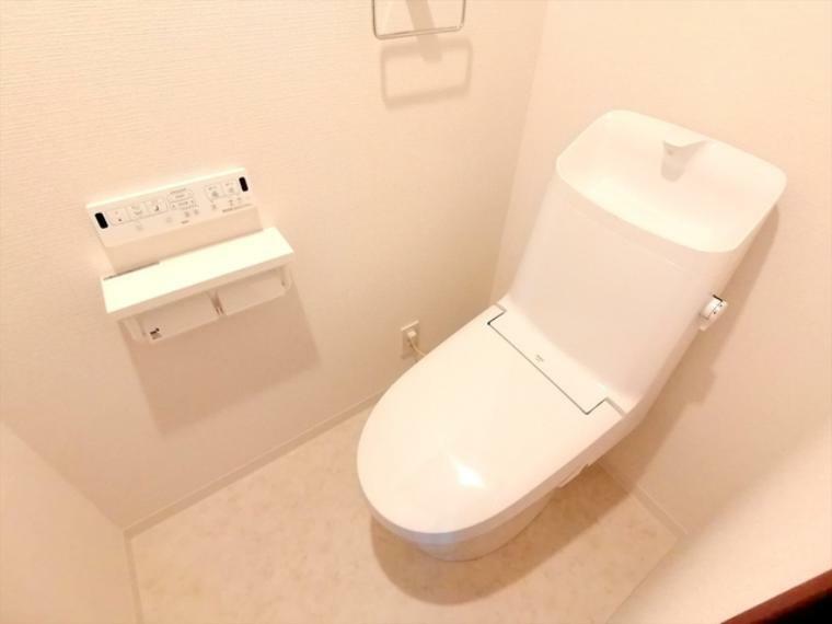 シンプルな機能を搭載したトイレ。家族みんなが使う場所だからこそ清潔にこだわりたいですね。<BR/>■府中市四谷5　中古マンション■