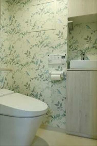 トイレ内の写真、手洗いは便器とは別にあります（写真中央右に手洗いがあります）