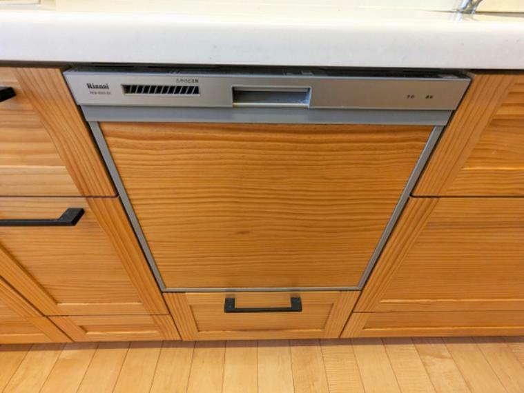 【食洗器】殺菌効果の高い、70℃と80℃の高温すすぎ。洗い物は食洗器にまかせて、食後に憩の時間が生まれます