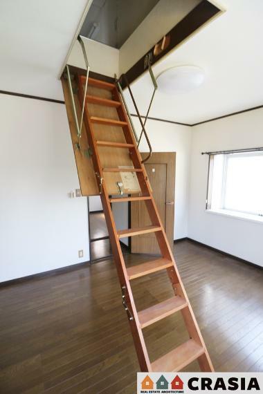 2階7.8帖の洋室です。小屋裏専用の階段です。（2024年4月撮影）