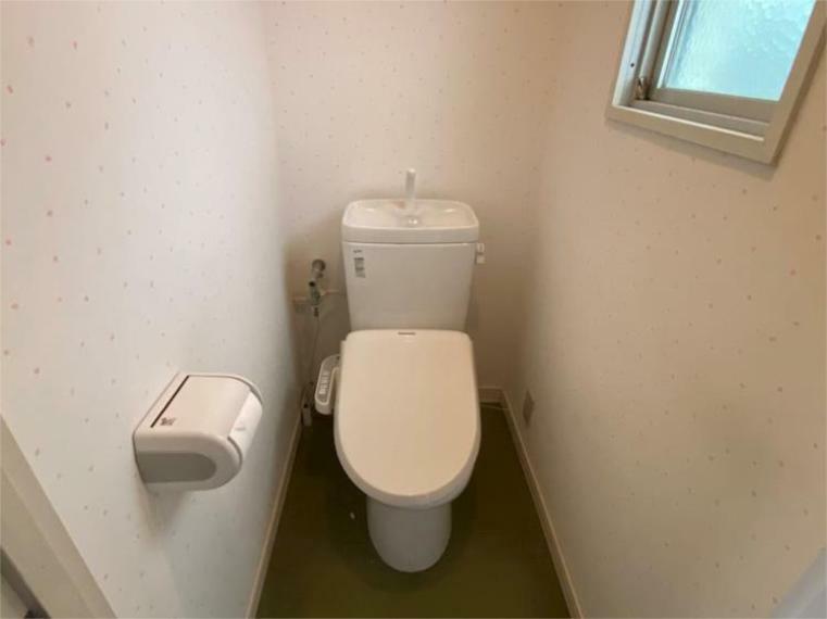 窓ありトイレ　快適な温水洗浄便座付きトイレ