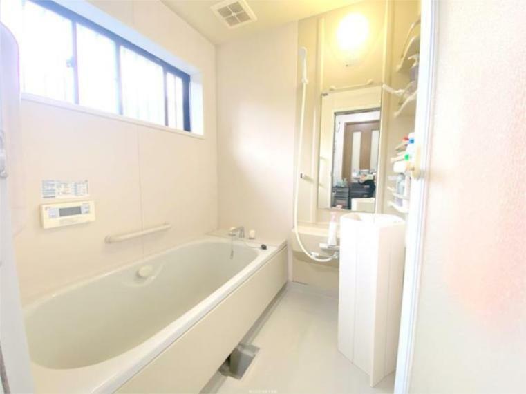 ゆったりくつろげる浴室。窓があり換気もしやすくお掃除の際も快適